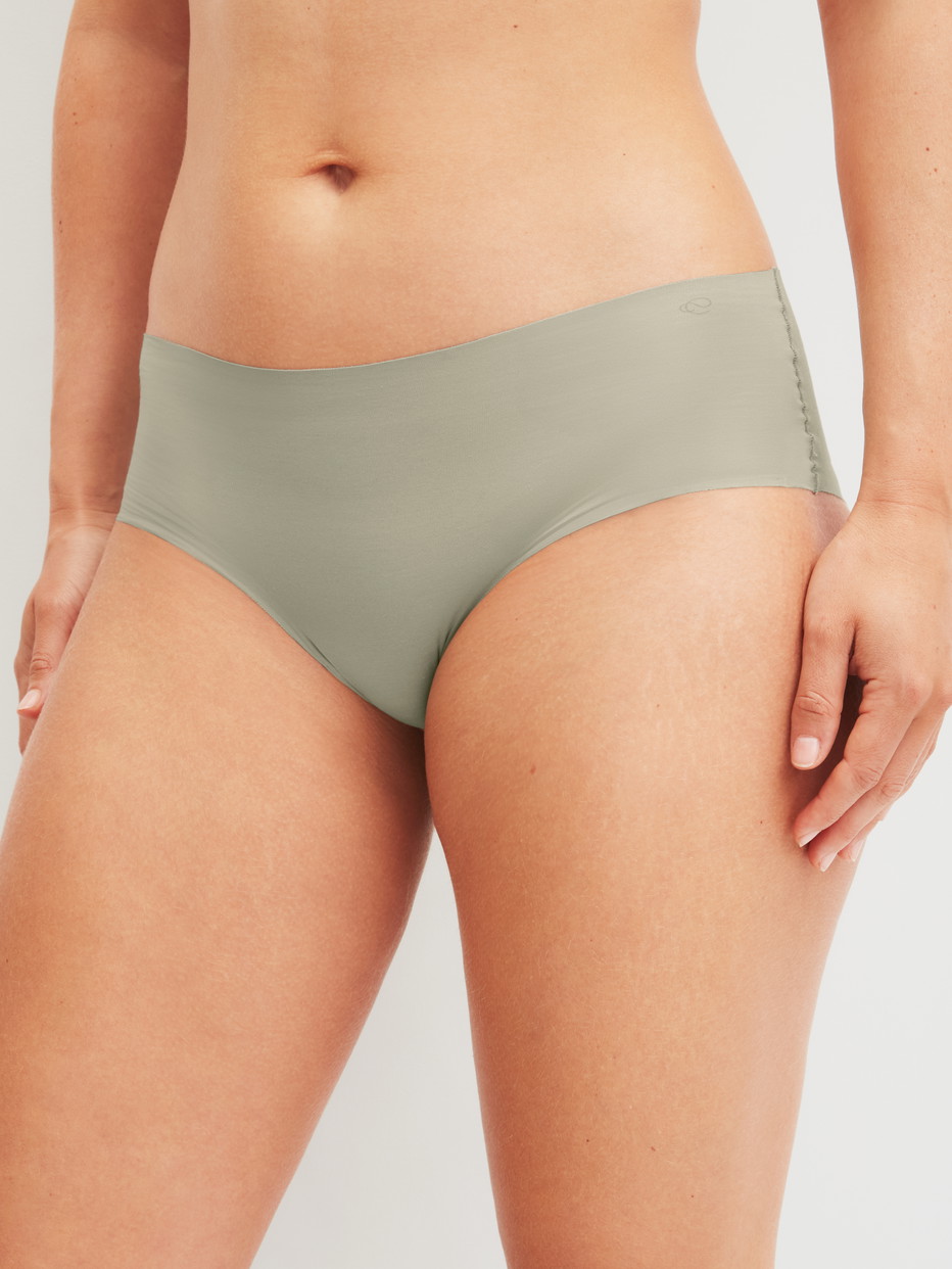 Damen-Model trägt Seamless-Panty, low cut aus Modal in Grün, Einfarbig aus Serie Natural Skin von CALIDA, Vorderansicht