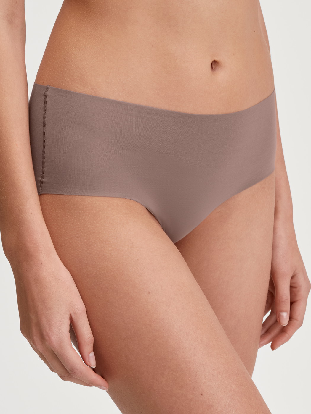 Le mannequin Femme porte le/la Panty en Modal de couleur Marron, Unicolore, de la série Natural Skin de CALIDA, Vue de face