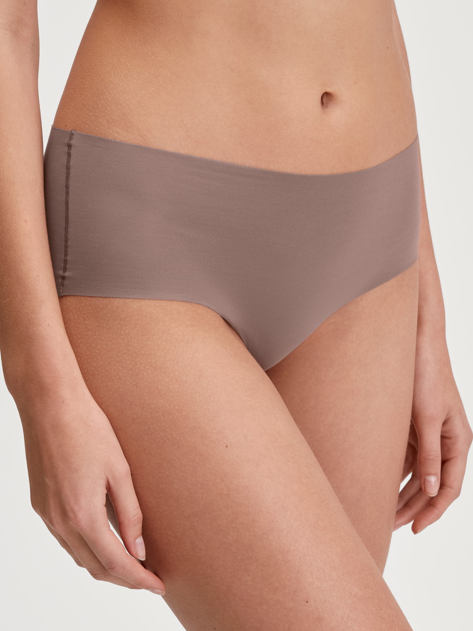 Damen-Model trägt Seamless-Panty, low cut aus Modal in Braun, Einfarbig aus Serie Natural Skin von CALIDA, Vorderansicht