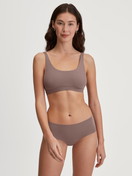 Le mannequin Femme porte le/la Panty en Modal de couleur Marron, Unicolore, de la série Natural Skin de CALIDA, Tenue