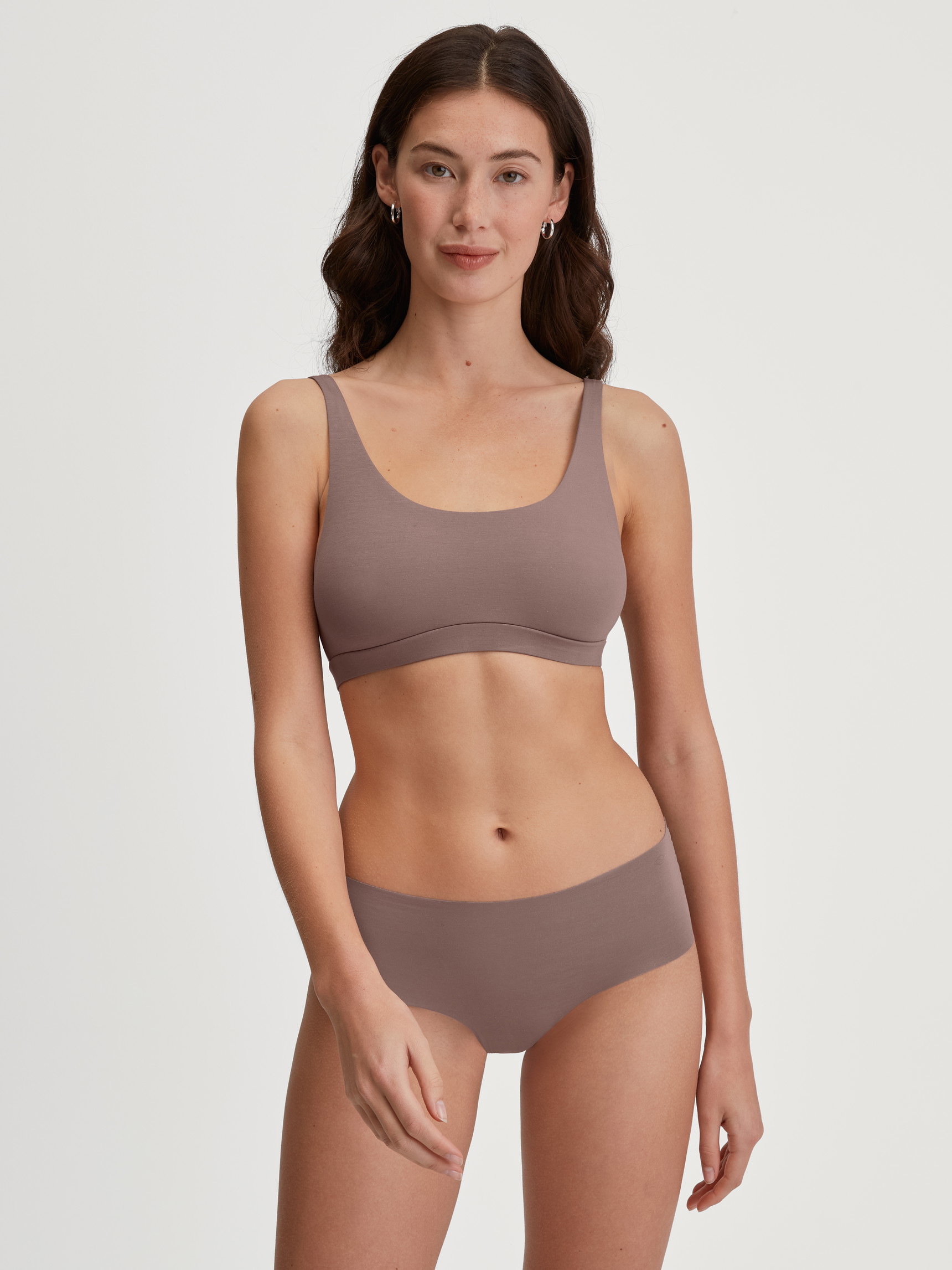 Le mannequin Femme porte le/la Panty en Modal de couleur Marron, Unicolore, de la série Natural Skin de CALIDA, Tenue