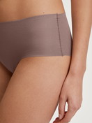 Le mannequin Femme porte le/la Panty en Modal de couleur Marron, Unicolore, de la série Natural Skin de CALIDA, Détail
