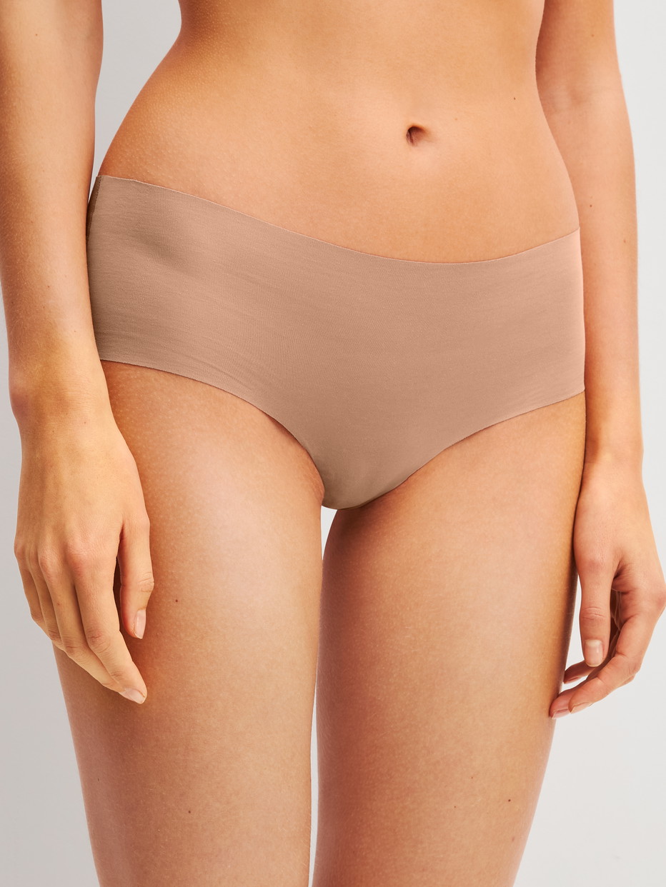 Le mannequin Femme porte le/la Panty en Modal de couleur Marron, Unicolore, de la série Natural Skin de CALIDA, Vue de face