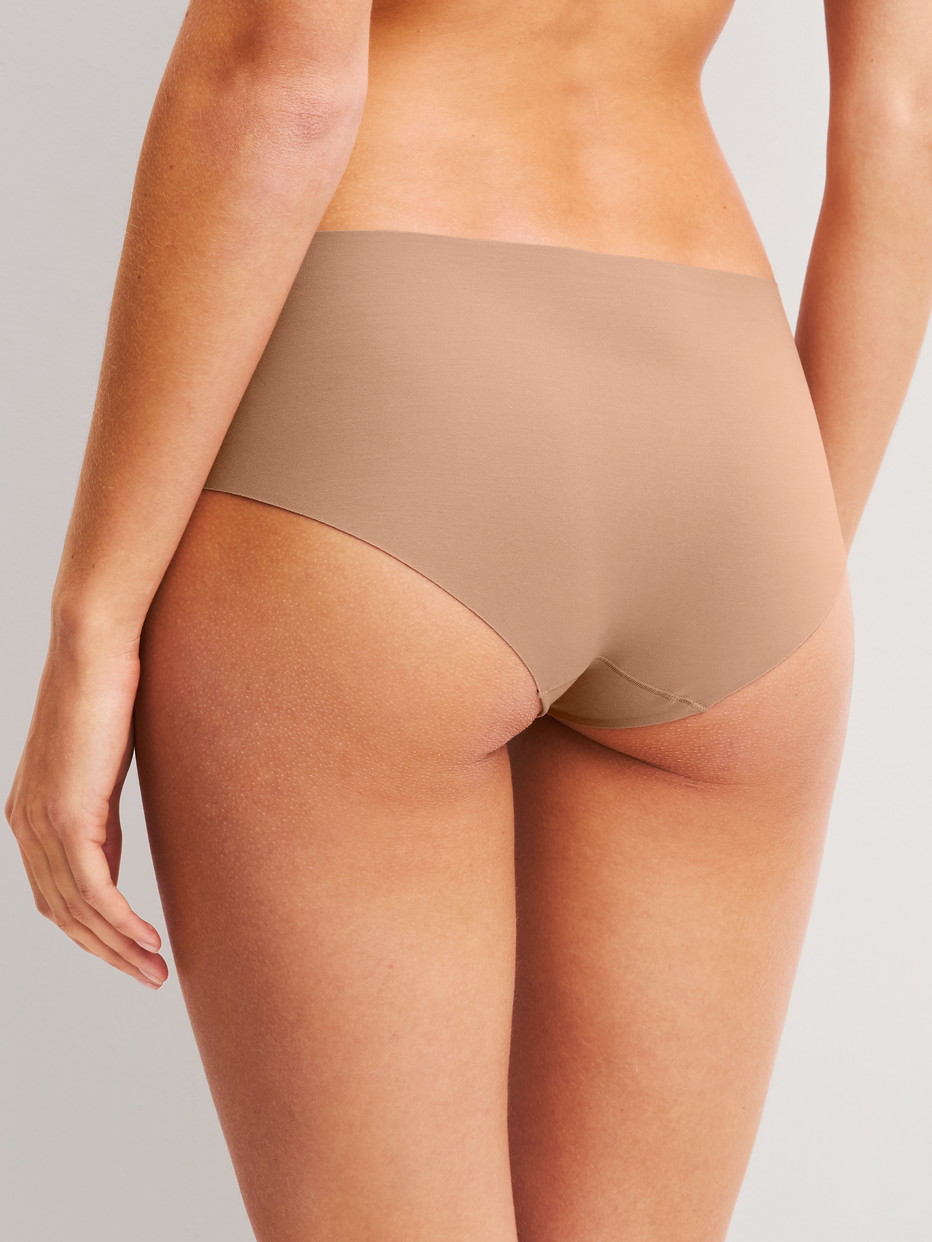 Le mannequin Femme porte le/la Panty en Modal de couleur Marron, Unicolore, de la série Natural Skin de CALIDA, Vue arrière