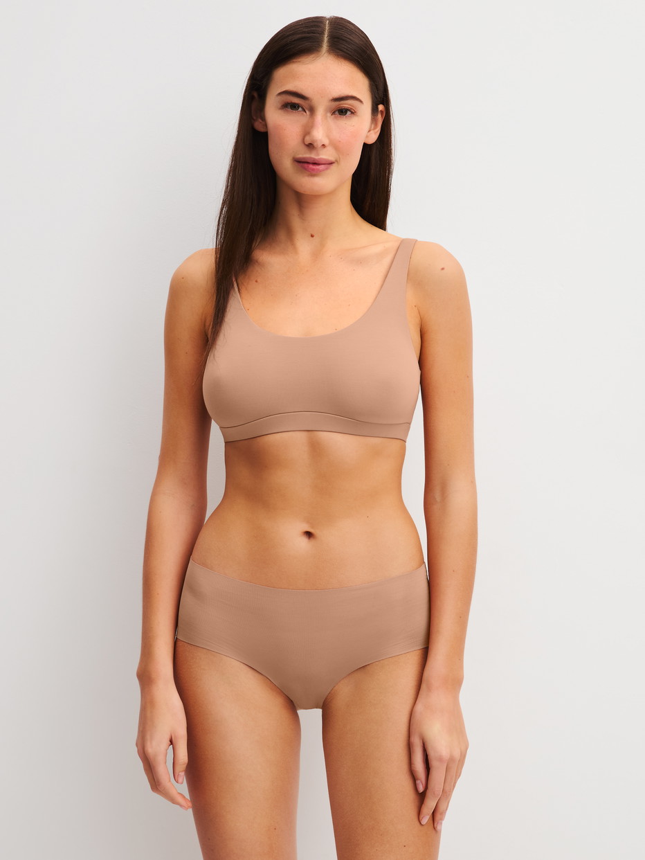 Le mannequin Femme porte le/la Panty en Modal de couleur Marron, Unicolore, de la série Natural Skin de CALIDA, Tenue