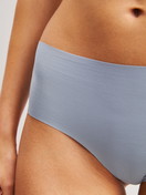 Damen-Model trägt Seamless-Panty, low cut aus Modal in Grau, Einfarbig aus Serie Natural Skin von CALIDA, Detail
