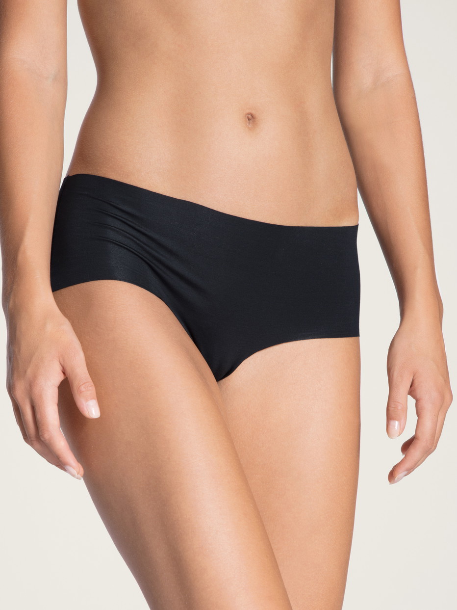 Damen-Model trägt Seamless-Panty, low cut aus Modal in Schwarz, Einfarbig aus Serie Natural Skin von CALIDA, Vorderansicht