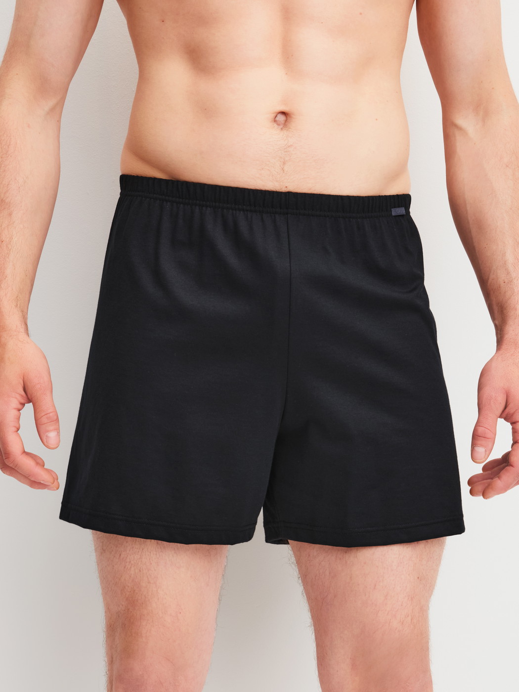 La modella / Il modello Uomo indossa Boxershorts, set da 2 in 100% cotone di colore Nero, A righe, della serie Cotton Special di CALIDA, Immagine aggiuntiva