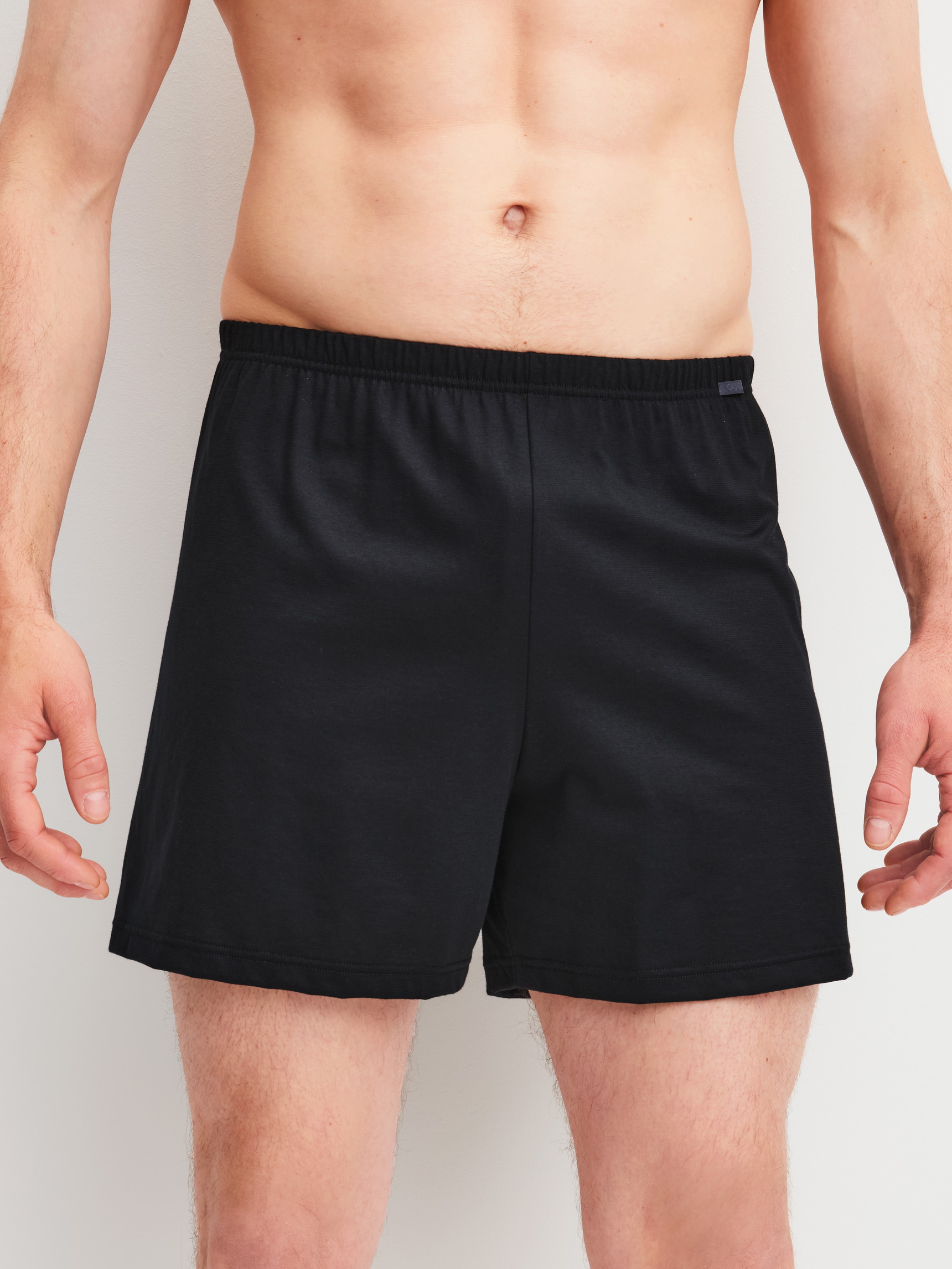 Herren-Model trägt Boxershorts, 2er-Pack aus 100% Baumwolle in Schwarz, Gestreift aus Serie Cotton Special von CALIDA, Zusatzbild