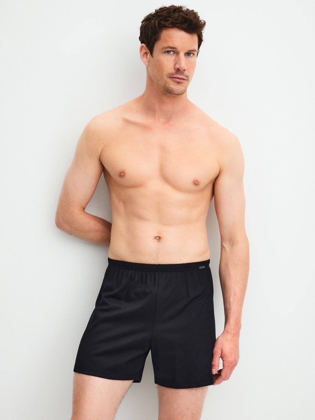La modella / Il modello Uomo indossa Boxershorts, set da 2 in 100% cotone di colore Nero, A righe, della serie Cotton Special di CALIDA, Immagine aggiuntiva