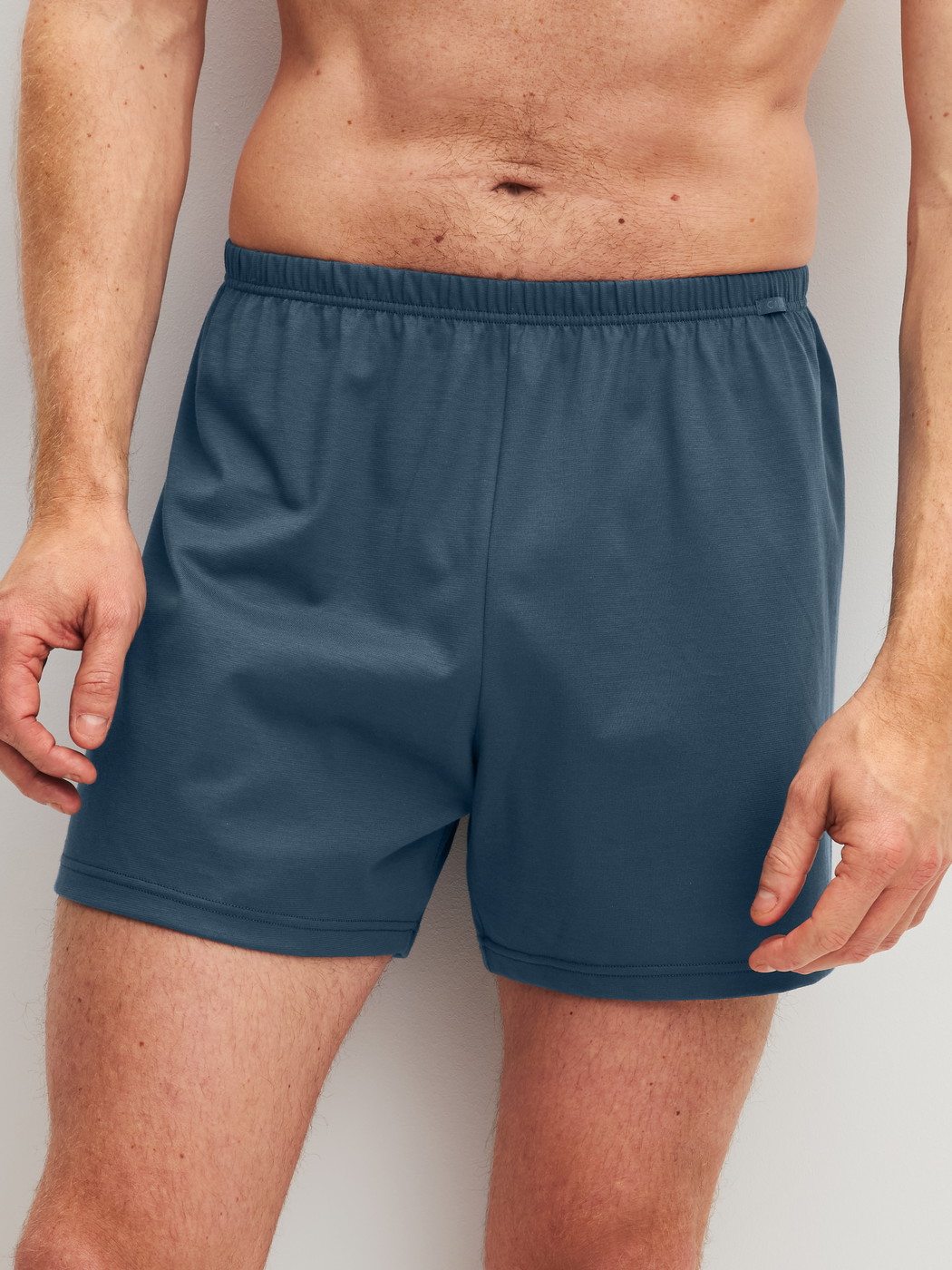 Herren-Model trägt Boxershorts, 2er-Pack aus 100% Baumwolle in Blau, Gemustert aus Serie Cotton Special von CALIDA, Vorderansicht