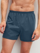 Herren-Model trägt Boxershorts, 2er-Pack aus 100% Baumwolle in Blau, Gemustert aus Serie Cotton Special von CALIDA, Vorderansicht