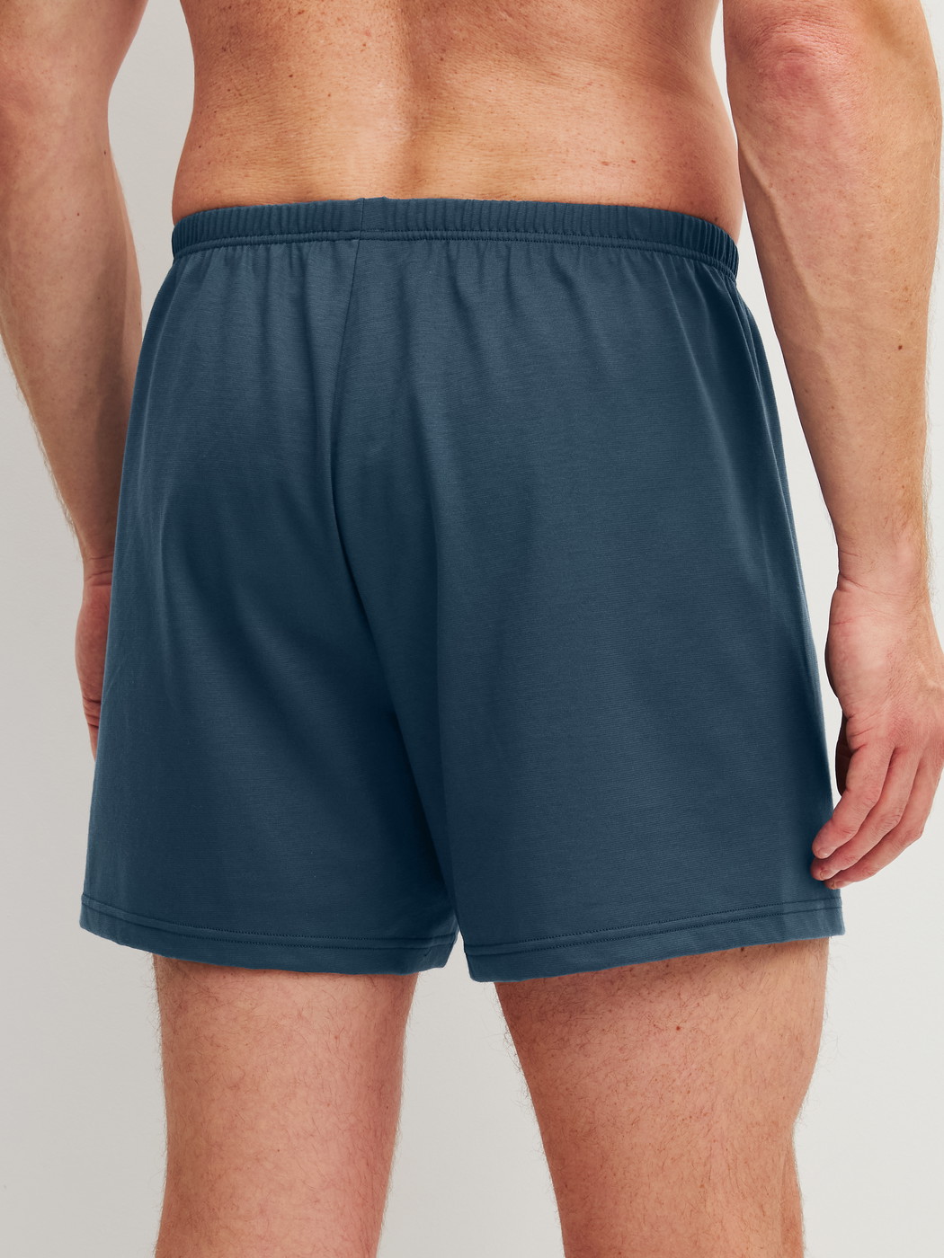 Herren-Model trägt Boxershorts, 2er-Pack aus 100% Baumwolle in Blau, Gemustert aus Serie Cotton Special von CALIDA, Rückansicht