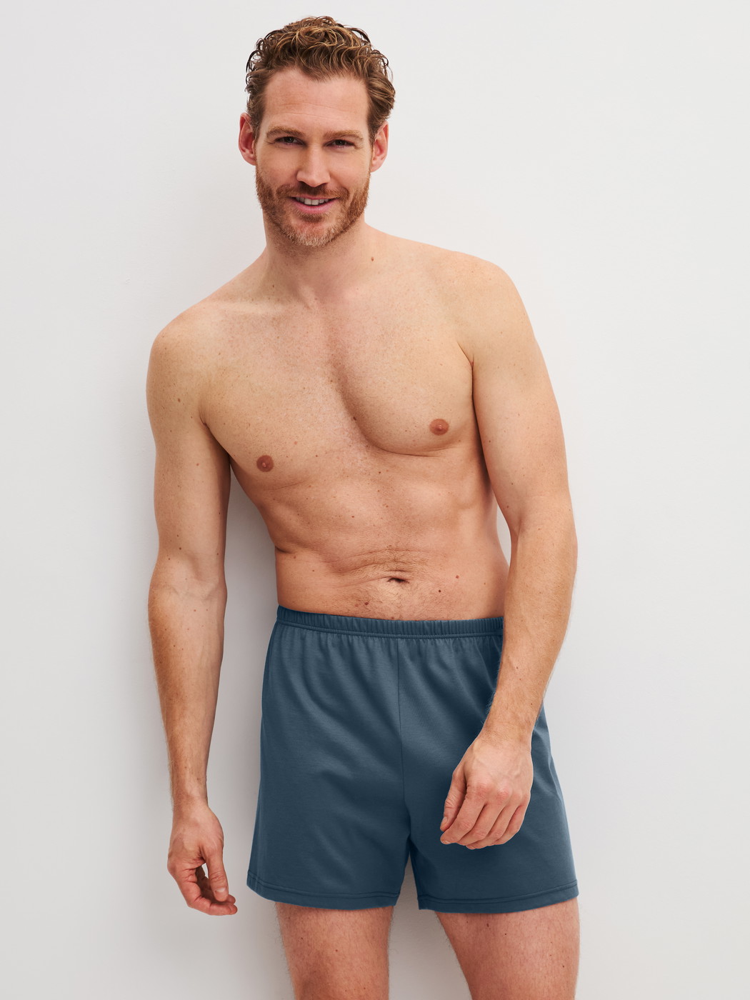Herren-Model trägt Boxershorts, 2er-Pack aus 100% Baumwolle in Blau, Gemustert aus Serie Cotton Special von CALIDA, Outfit