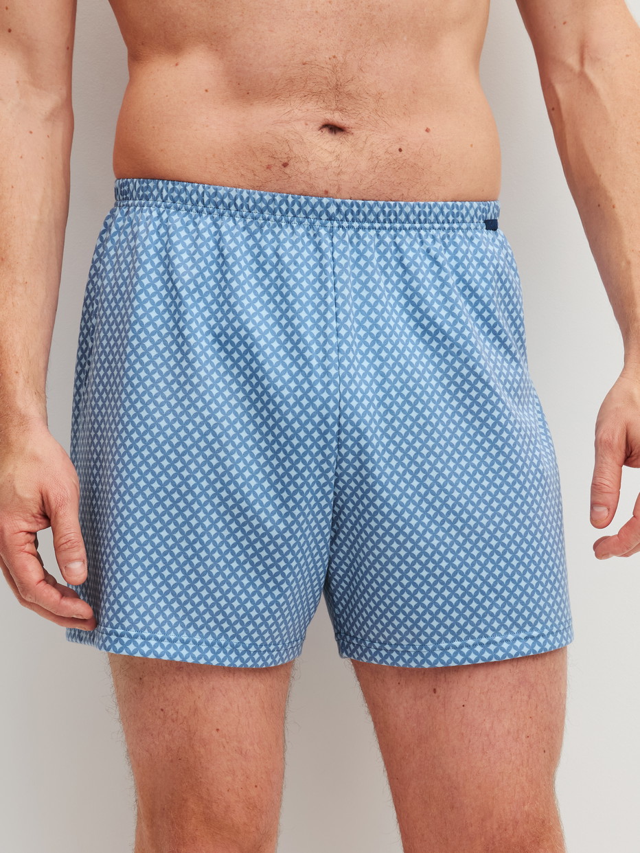 Herren-Model trägt Boxershorts, 2er-Pack aus 100% Baumwolle in Blau, Gemustert aus Serie Cotton Special von CALIDA, Zusatzbild