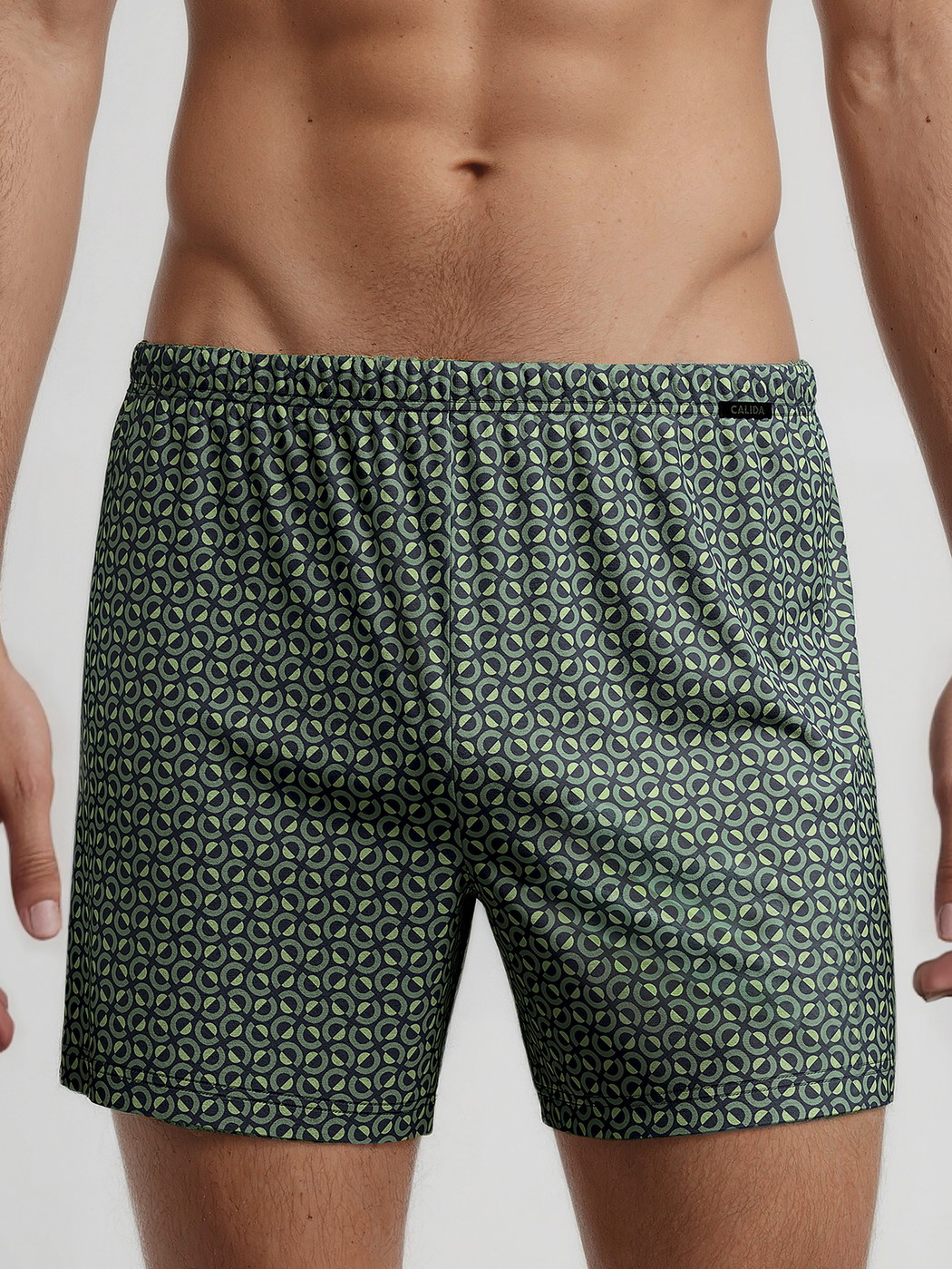 La modella / Il modello Uomo indossa Boxershorts, set da 2 in 100% cotone di colore Verde, Modello, della serie Cotton Special di CALIDA, Vista frontale