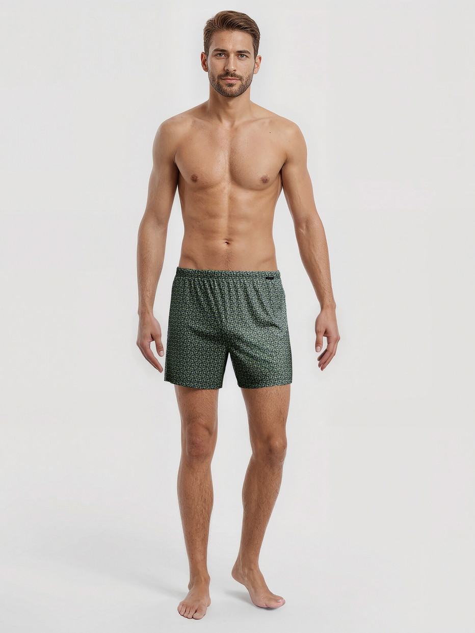 La modella / Il modello Uomo indossa Boxershorts, set da 2 in 100% cotone di colore Verde, Modello, della serie Cotton Special di CALIDA, Abbigliamento