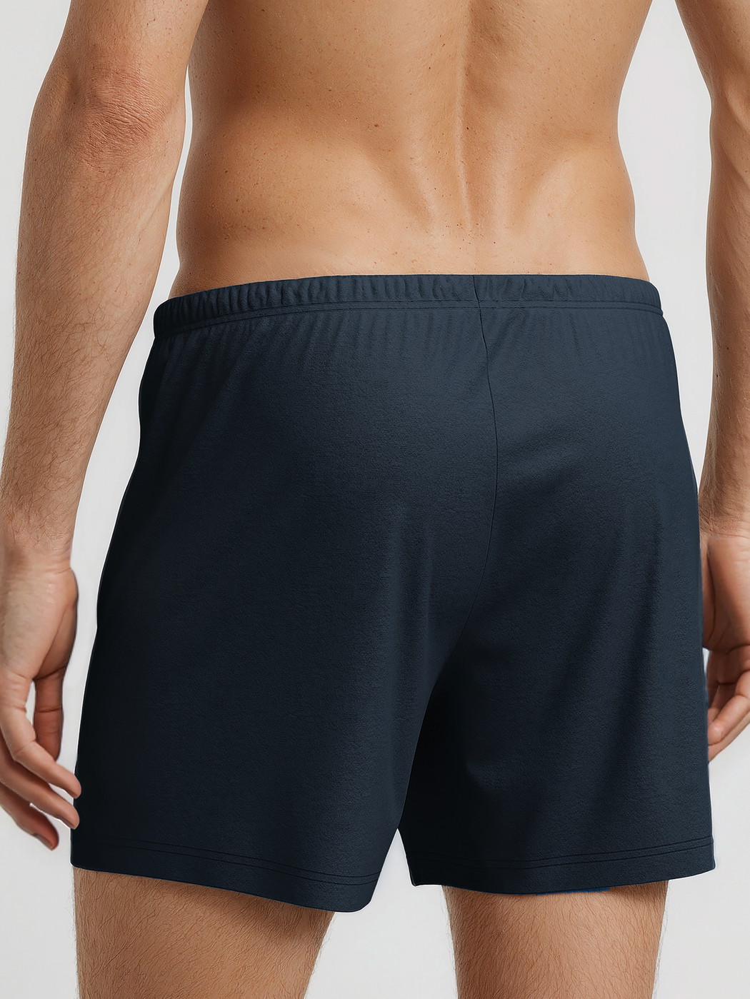 La modella / Il modello Uomo indossa Boxershorts, set da 2 in 100% cotone di colore Verde, Modello, della serie Cotton Special di CALIDA, Vista posteriore