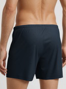 La modella / Il modello Uomo indossa Boxershorts, set da 2 in 100% cotone di colore Verde, Modello, della serie Cotton Special di CALIDA, Vista posteriore