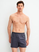 Herren-Model trägt Boxershorts, 2er-Pack aus 100% Baumwolle in Schwarz, Gemustert aus Serie Cotton Special von CALIDA, Outfit