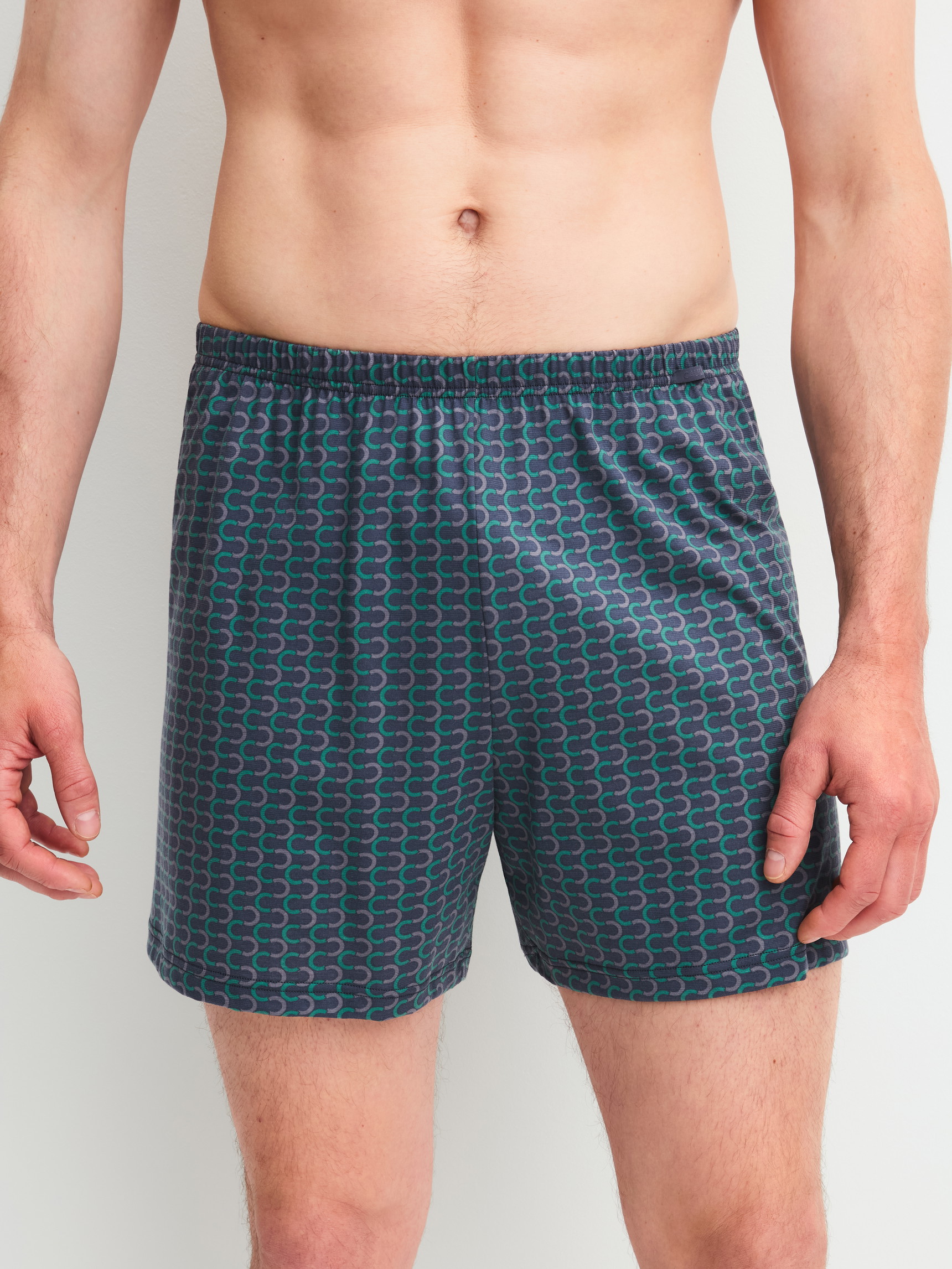 Herren-Model trägt Boxershorts, 2er-Pack aus 100% Baumwolle in Schwarz, Gemustert aus Serie Cotton Special von CALIDA, Zusatzbild