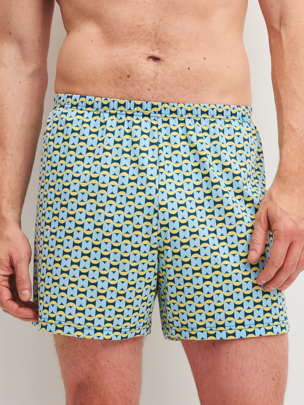 Herren-Model trägt Boxershorts, 2er-Pack aus 100% Baumwolle in Grün, Gemustert aus Serie Cotton Special von CALIDA, Vorderansicht