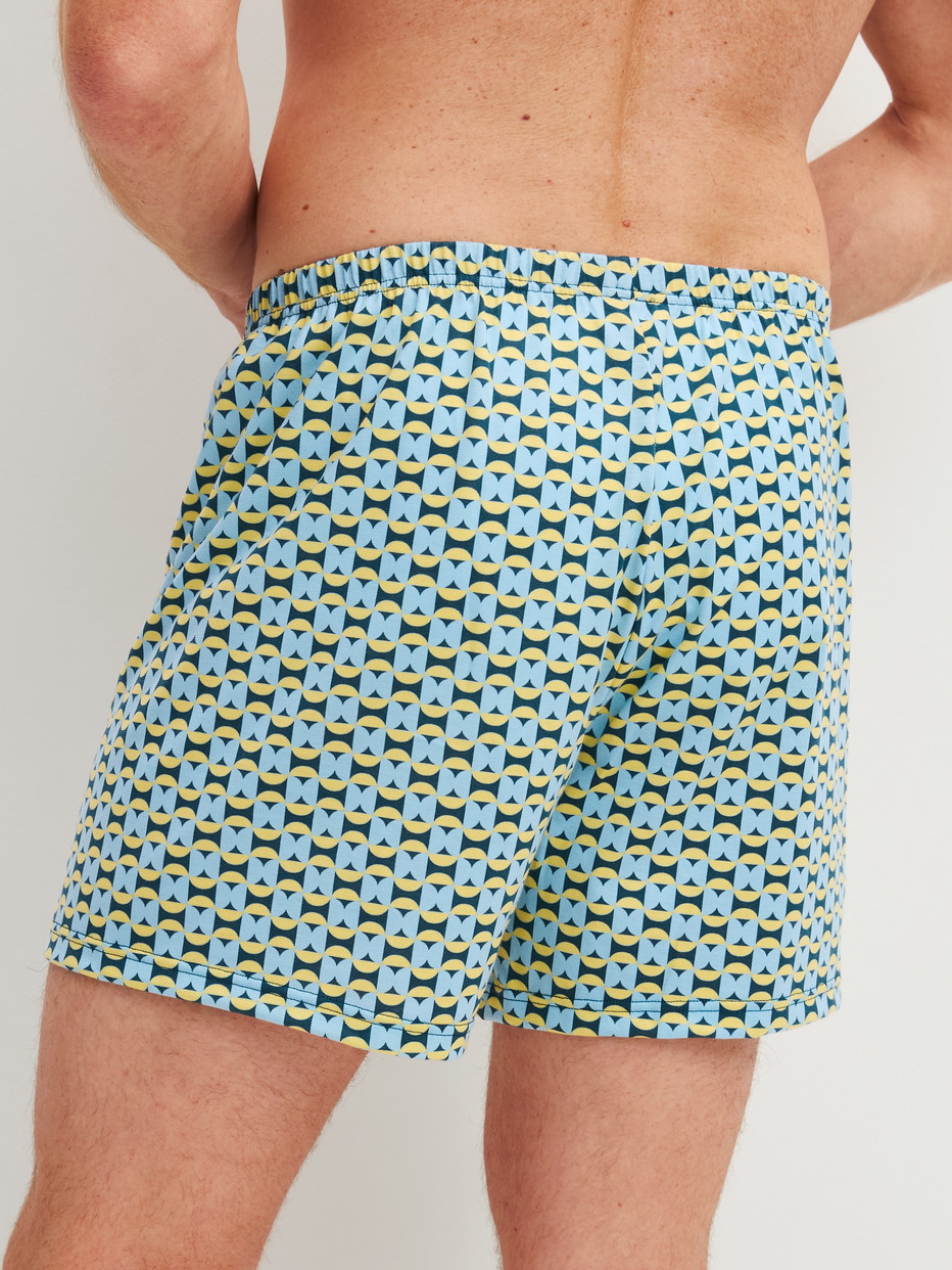 Herren-Model trägt Boxershorts, 2er-Pack aus 100% Baumwolle in Grün, Gemustert aus Serie Cotton Special von CALIDA, Rückansicht