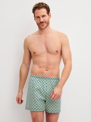 Herren-Model trägt Boxershorts, 2er-Pack aus 100% Baumwolle in Grün, Gemustert aus Serie Cotton Special von CALIDA, Outfit