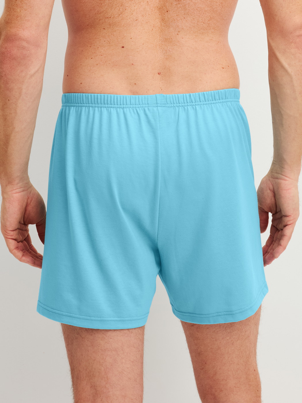 Herren-Model trägt Boxershorts, 2er-Pack aus 100% Baumwolle in Grün, Gemustert aus Serie Cotton Special von CALIDA, Zusatzbild, Rückansicht