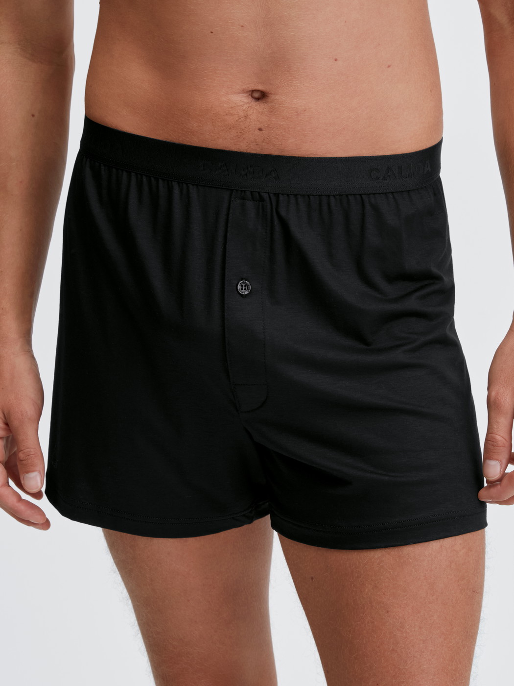 Le mannequin Homme porte le/la Boxer short en TENCEL™ de couleur Noir, Unicolore, de la série Natural Cooling de CALIDA, Vue de face
