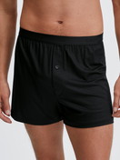 Le mannequin Homme porte le/la Boxer short en TENCEL™ de couleur Noir, Unicolore, de la série Natural Cooling de CALIDA, Vue de face
