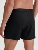 Le mannequin Homme porte le/la Boxer short en TENCEL™ de couleur Noir, Unicolore, de la série Natural Cooling de CALIDA, Vue arrière
