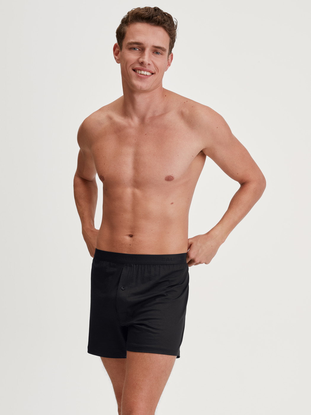 Le mannequin Homme porte le/la Boxer short en TENCEL™ de couleur Noir, Unicolore, de la série Natural Cooling de CALIDA, Tenue