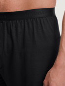 Le mannequin Homme porte le/la Boxer short en TENCEL™ de couleur Noir, Unicolore, de la série Natural Cooling de CALIDA, Détail