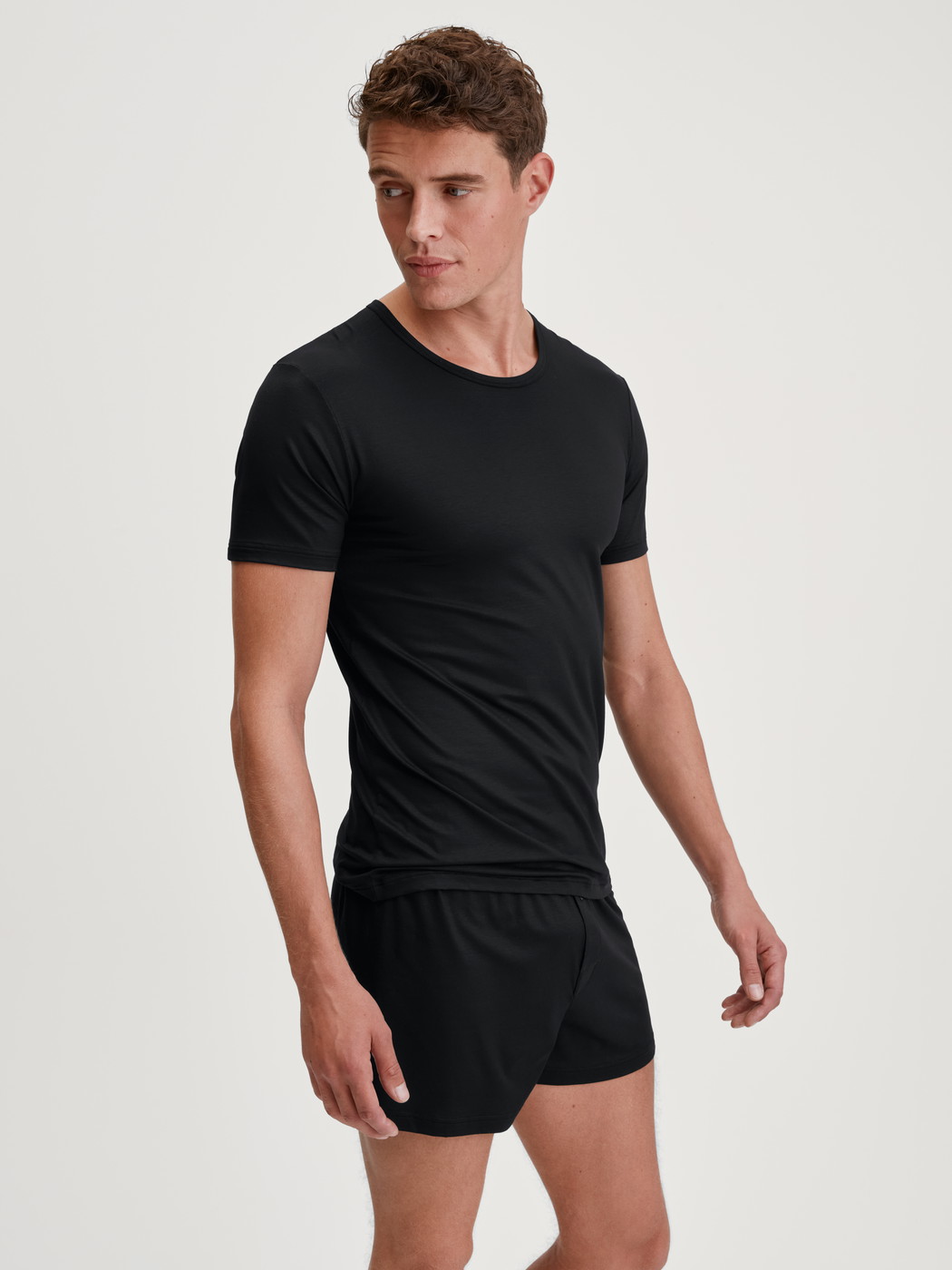 Le mannequin Homme porte le/la Boxer short en TENCEL™ de couleur Noir, Unicolore, de la série Natural Cooling de CALIDA, Image supplémentaire