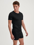 Le mannequin Homme porte le/la Boxer short en TENCEL™ de couleur Noir, Unicolore, de la série Natural Cooling de CALIDA, Image supplémentaire