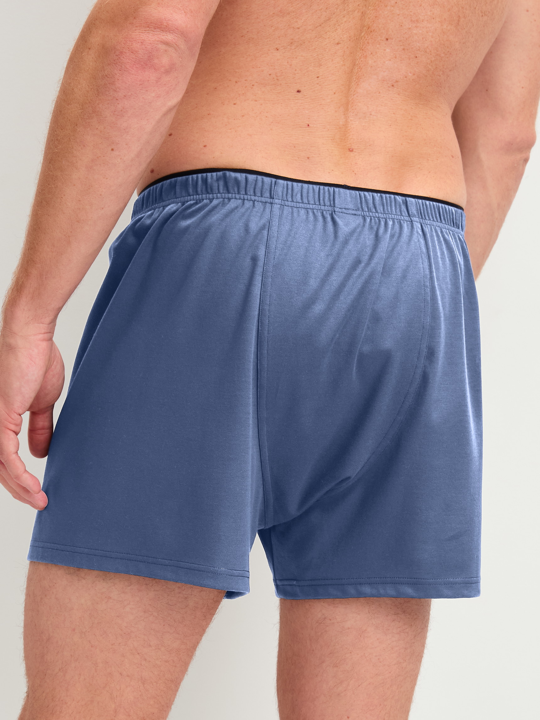 Herren-Model trägt Boxershorts aus 100% Baumwolle in Blau, Einfarbig aus Serie Cotton Choice von CALIDA, Rückansicht