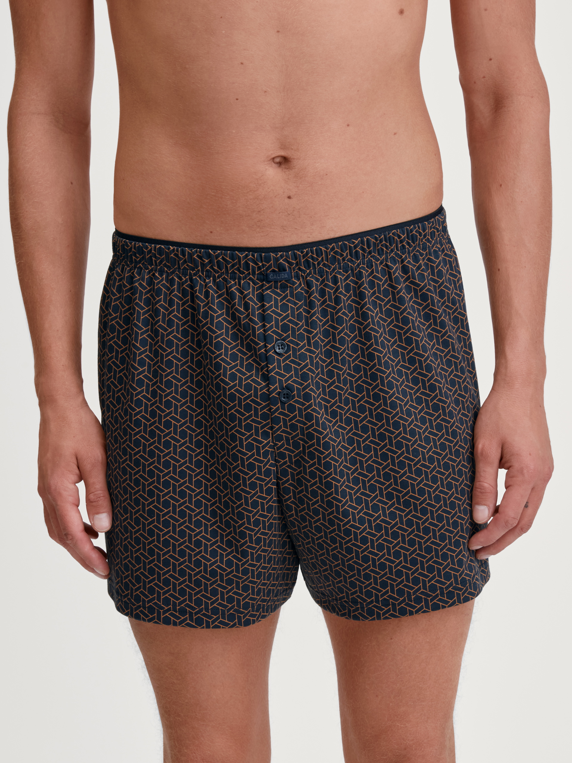 Le mannequin Homme porte le/la Boxer short en 100% coton de couleur Bleu, À motifs, de la série Cotton Choice de CALIDA, Vue de face