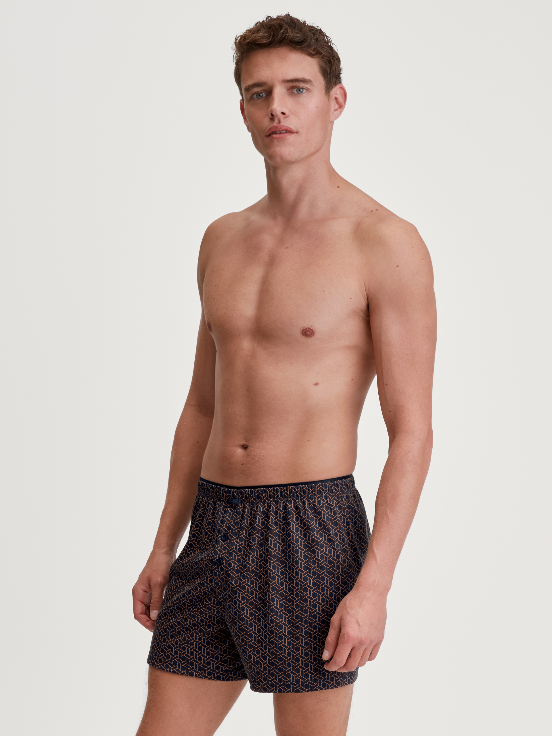 Le mannequin Homme porte le/la Boxer short en 100% coton de couleur Bleu, À motifs, de la série Cotton Choice de CALIDA, Tenue