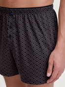Le mannequin Homme porte le/la Boxer short en 100% coton de couleur Bleu, À motifs, de la série Cotton Choice de CALIDA, Détail