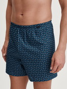 Le mannequin Homme porte le/la Boxer short en 100% coton de couleur Bleu, À motifs, de la série Prints de CALIDA, Vue de face