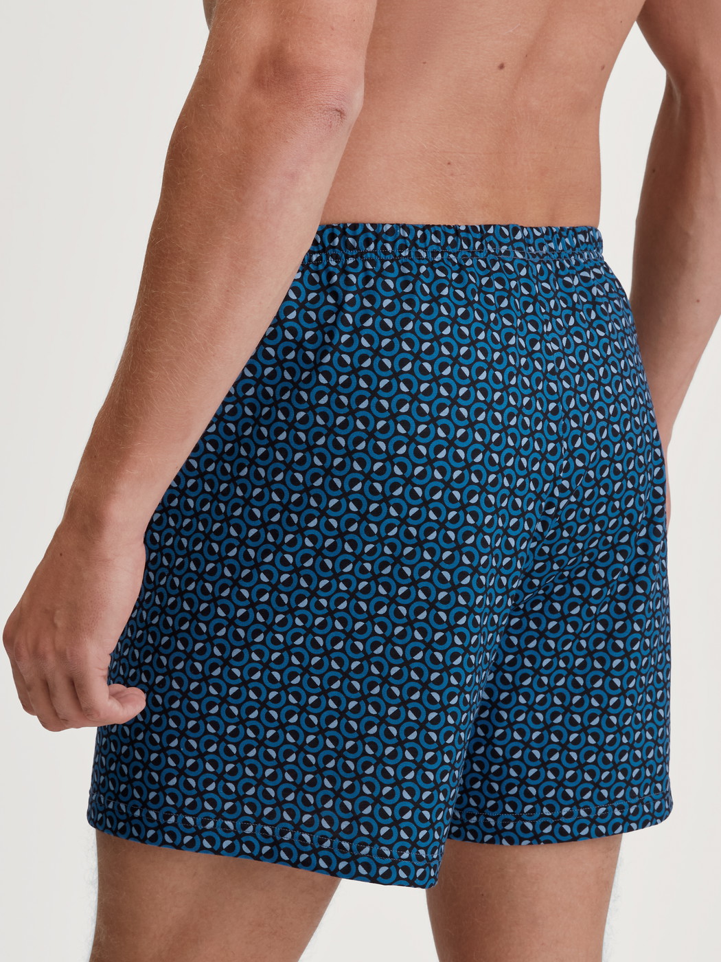 Le mannequin Homme porte le/la Boxer short en 100% coton de couleur Bleu, À motifs, de la série Prints de CALIDA, Vue arrière