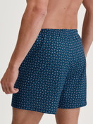 Le mannequin Homme porte le/la Boxer short en 100% coton de couleur Bleu, À motifs, de la série Prints de CALIDA, Vue arrière
