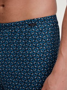 Le mannequin Homme porte le/la Boxer short en 100% coton de couleur Bleu, À motifs, de la série Prints de CALIDA, Détail