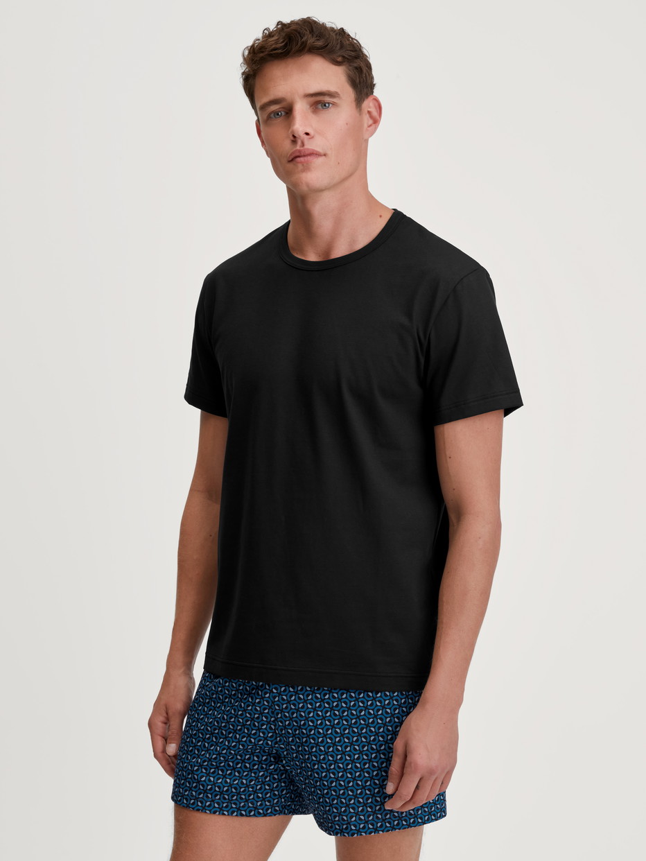 La modella / Il modello Uomo indossa Boxer short in 100% cotone di colore Blu, Modello, della serie Prints di CALIDA, Immagine aggiuntiva