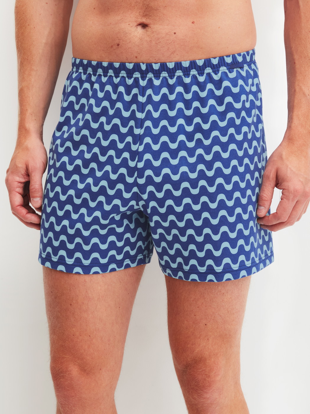 La modella / Il modello Uomo indossa Boxer short in Cotone di colore Blu, Modello, della serie Prints di CALIDA, Vista frontale