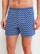 La modella / Il modello Uomo indossa Boxer short in Cotone di colore Blu, Modello, della serie Prints di CALIDA, Vista frontale