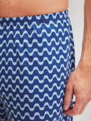 La modella / Il modello Uomo indossa Boxer short in Cotone di colore Blu, Modello, della serie Prints di CALIDA, Dettaglio