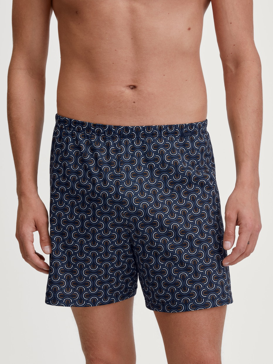 La modella / Il modello Uomo indossa Boxer short in 100% cotone di colore Blu, Modello, della serie Prints di CALIDA, Vista frontale