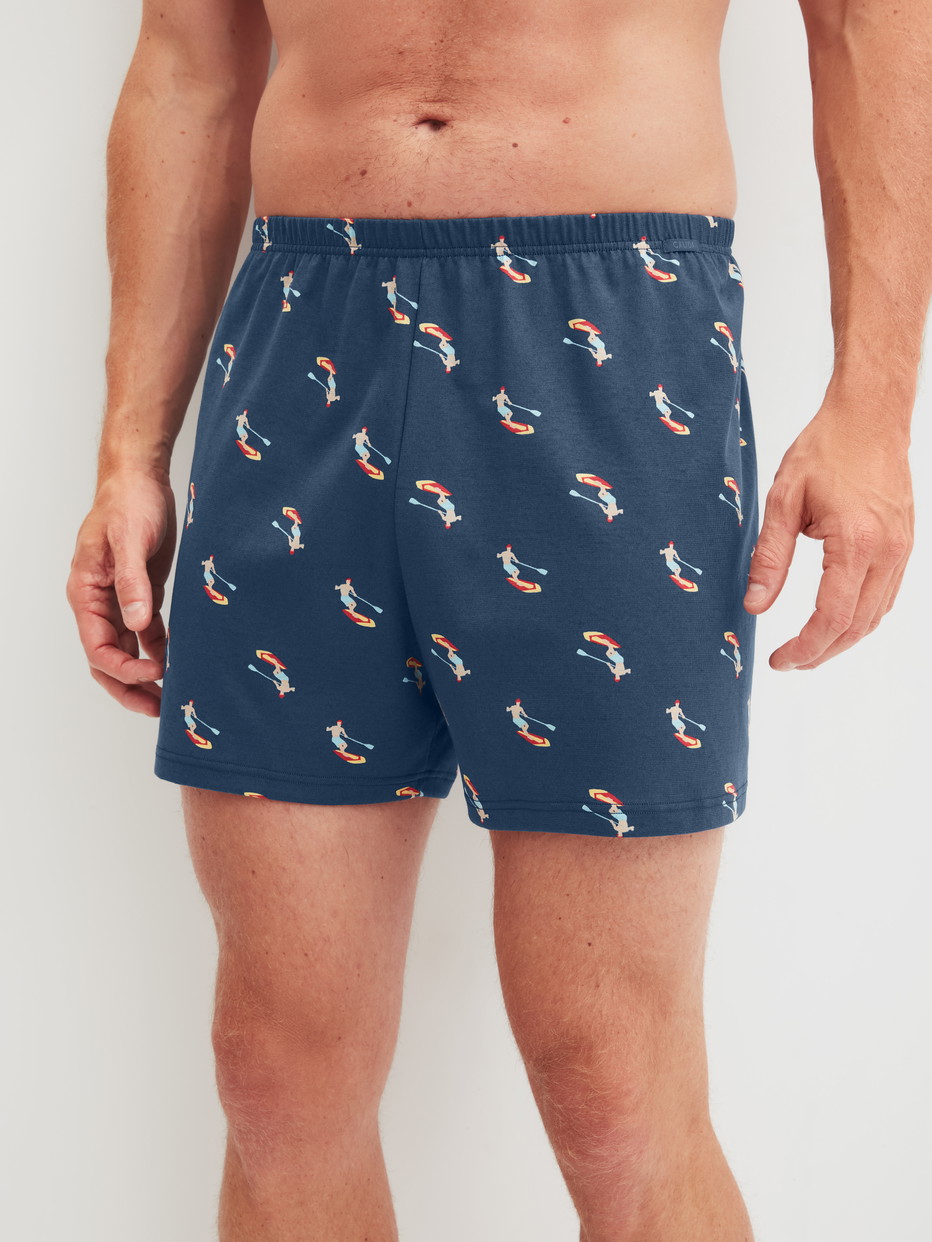 Herren-Model trägt Jersey-Boxershorts ohne Eingriff aus Baumwolle in Blau, Gemustert aus Serie Prints von CALIDA, Vorderansicht